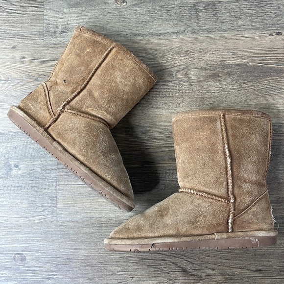 BearPaw Girls Emma Short Sheepskin Suede Sherpa Lined Boots, size Big Girls 3 - Picture 2 of 10